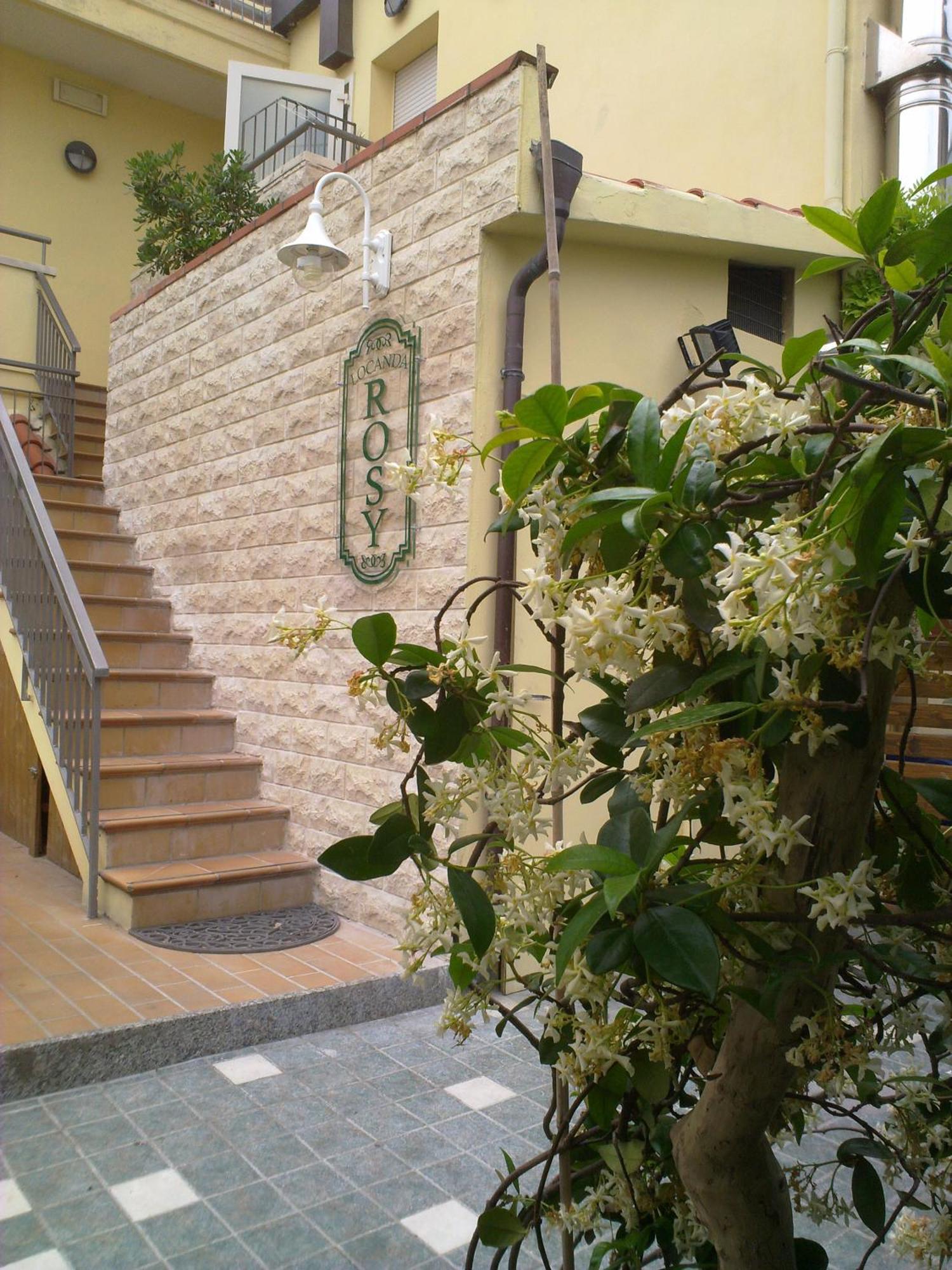 Hotel Locanda Rosy Cattolica Exterior photo